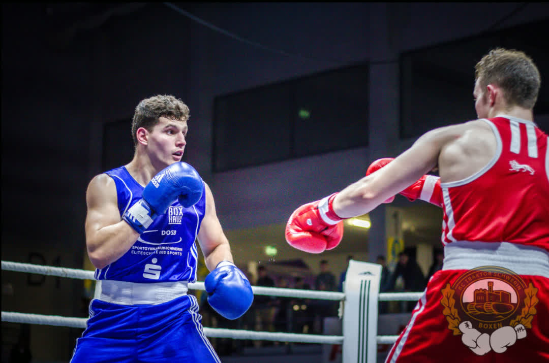 Artur Ohanyan im blauen Trikot im Ring