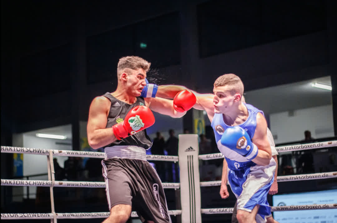 Artur Ohanyan im Boxring beim Wettkampf