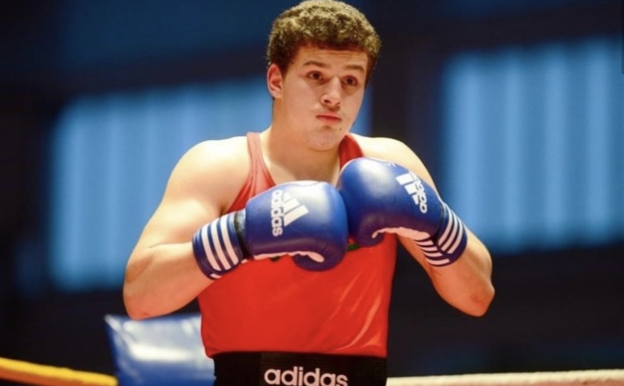 Artur Ohanyan mit Boxhandschuhen in Deckung